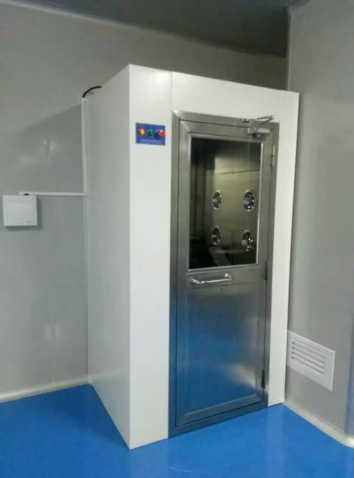 風淋室是潔凈廠房和裝配式潔凈小室的設備,用于吹除進入凈化廠房的人體和攜帶物品表面附著的塵埃,同時風淋室也起到氣閘的作用,防止未經凈化的空氣進入潔凈區域,是進行人身凈化和防止室外空氣污染潔凈區的有效設備。 風淋室是潔凈廠房和裝配式潔凈小室的設備,用于吹除進入凈化廠房的人體和攜帶物品表面附著的塵埃,同時風淋室也起到氣閘的作用,防止未經凈化的空氣進入潔凈區域,是進行人身凈化和防止室外空氣污染潔凈區的有效設備。