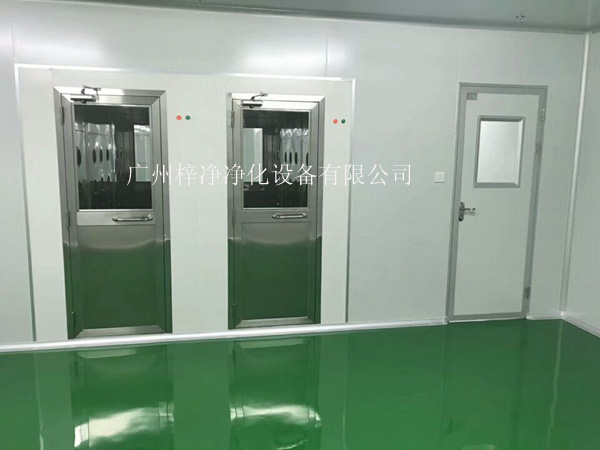 風淋室是人員進入潔凈室無塵車間所必備的凈化設備 風淋室是人員進入潔凈室無塵車間所必備的凈化設備
