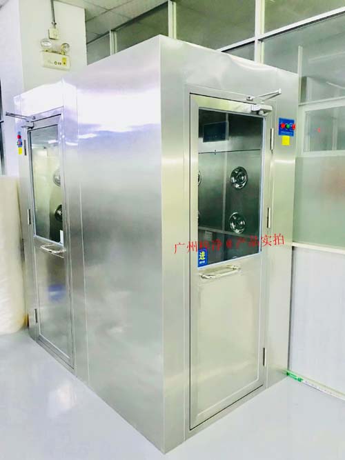 風淋房、風淋門、風淋室過濾效率可以達到99.9%~99.99%地濾除空氣中的細菌和塵埃。 風淋房、風淋門、風淋室過濾效率可以達到99.9%~99.99%地濾除空氣中的細菌和塵埃。