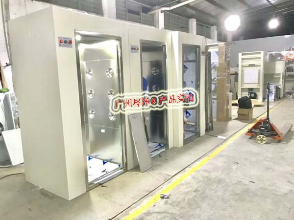 風淋室又稱為風淋,潔凈風淋室,凈化風淋室,風淋房,吹淋房,風淋門,浴塵室、吹淋室,風淋通道,空氣吹淋室。風淋室是進入潔凈室所必需的通道,可以減少進出潔凈室所帶來的污染問題。 風淋室又稱為風淋,潔凈風淋室,凈化風淋室,風淋房,吹淋房,風淋門,浴塵室、吹淋室,風淋通道,空氣吹淋室。風淋室是進入潔凈室所必需的通道,可以減少進出潔凈室所帶來的污染問題。