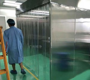 負壓稱量罩的空氣經過兩級過濾系統（高效過濾器除去99.99%的顆粒≥0．3μm以上的所有灰塵）進行自循環，設計符合藥廠GMP要求。