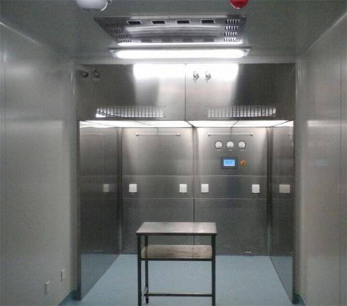 負壓稱量房由工作區、回風箱體、風機箱體、出風箱體、外箱體、由初效過濾器+送風高效過濾器、排風高效過濾器、可變風量風機組、PLC控制系統和傳感系統等幾大部件組成。 負壓稱量房由工作區、回風箱體、風機箱體、出風箱體、外箱體、由初效過濾器+送風高效過濾器、排風高效過濾器、可變風量風機組、PLC控制系統和傳感系統等幾大部件組成。